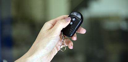 Imagem de pessoa abertando o botão de arme e desarme do controle