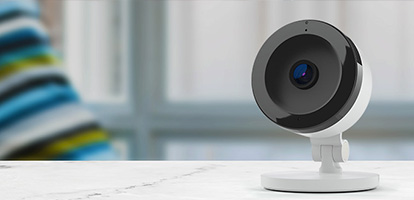 Imagem de pessoa abertando o botão de arme e desarme do controle