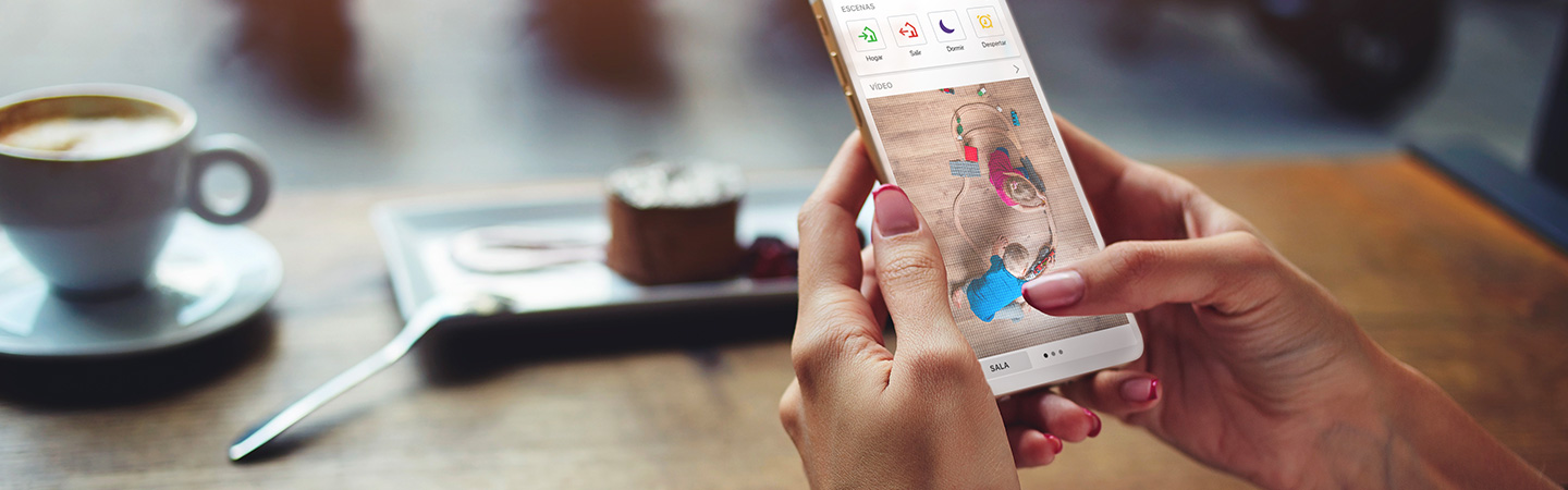 Imagem de pessoa abertando o botão de arme e desarme do controle